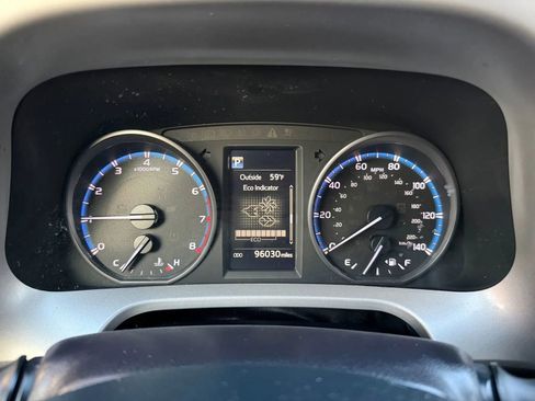 Used 2018 Toyota RAV4 LE image 11