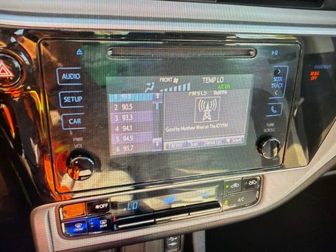 Used 2018 Toyota Corolla LE FWD image 32