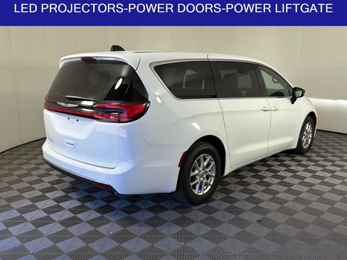 Used 2025 Chrysler Pacifica Select FWD image 4