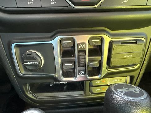 Used 2019 Jeep Wrangler Unlimited Sport S AWD/4WD image 28