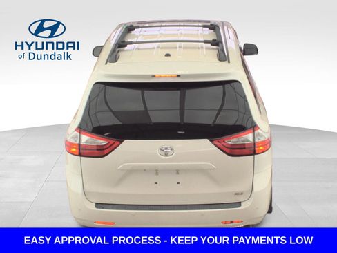 Used 2017 Toyota Sienna XLE Premium image 2