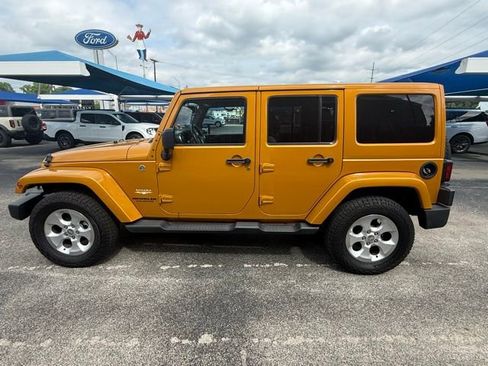 Used 2014 Jeep Wrangler Unlimited Sahara w/ Connectivity Group AWD/4WD image 10