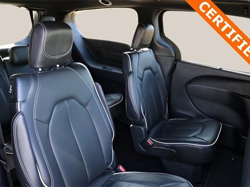 Used 2025 Chrysler Pacifica Limited image 19