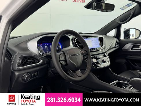 Used 2025 Chrysler Pacifica Limited FWD image 13