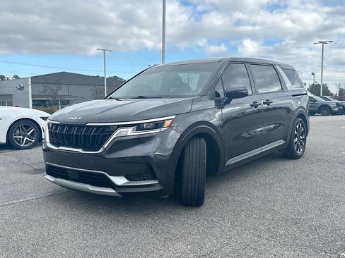 Used 2024 Kia Carnival EX image 2