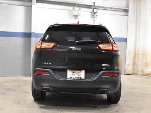 Used 2015 Jeep Cherokee Latitude w/ Cold Weather Group AWD/4WD image 28