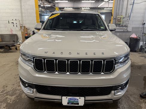 Used 2022 Jeep Wagoneer Series III w/ Premium Group I AWD/4WD image 2