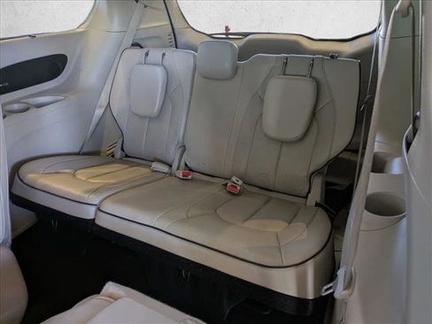 Used 2017 Chrysler Pacifica Platinum image 21