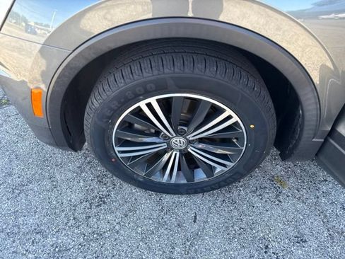 Used 2018 Volkswagen Tiguan SEL AWD/4WD image 27