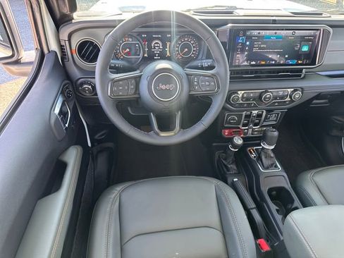 Used 2025 Jeep Gladiator Mojave w/ Convenience Group AWD/4WD image 13