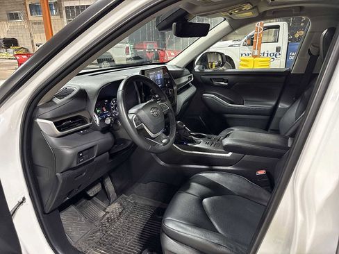 Used 2022 Toyota Highlander XLE AWD/4WD image 30