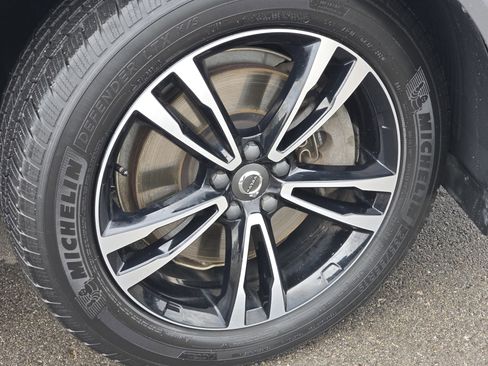 Used 2018 Volvo XC60 T6 Momentum w/ Advanced Package image 14