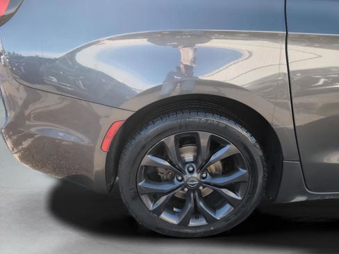 Used 2019 Chrysler Pacifica Limited w/ S Appearance Package image 11