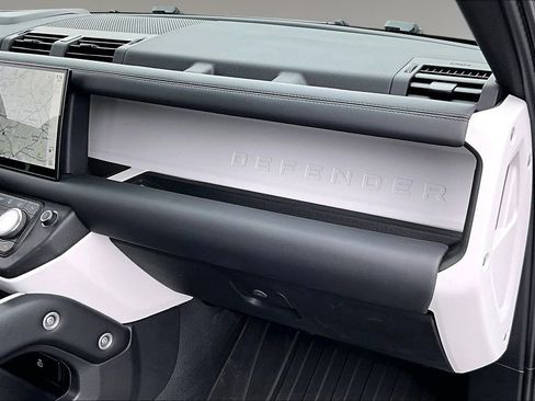 Used 2025 Land Rover Defender 110 X-Dynamic SE image 24