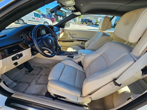 Used 2011 BMW 328i Convertible image 17