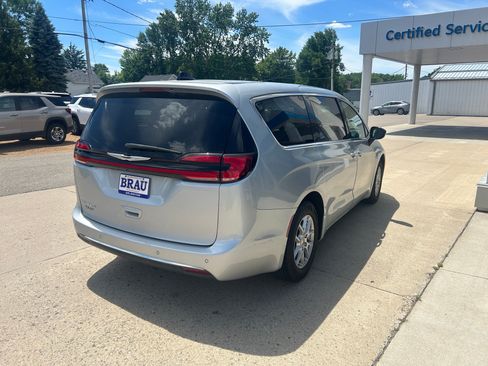 Used 2024 Chrysler Pacifica Touring-L FWD image 6