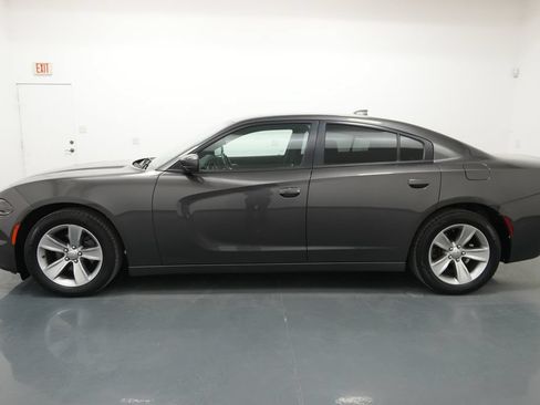 Used 2016 Dodge Charger SXT RWD image 4