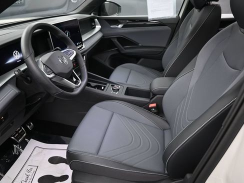 Used 2025 Volkswagen Tiguan SE R-Line FWD image 18
