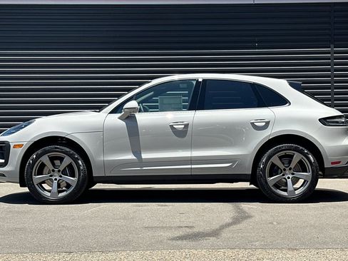 Certified 2025 Porsche Macan image 2