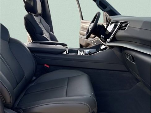 New 2026 Jeep Grand Wagoneer L 4WD w/ Premium Group I image 32