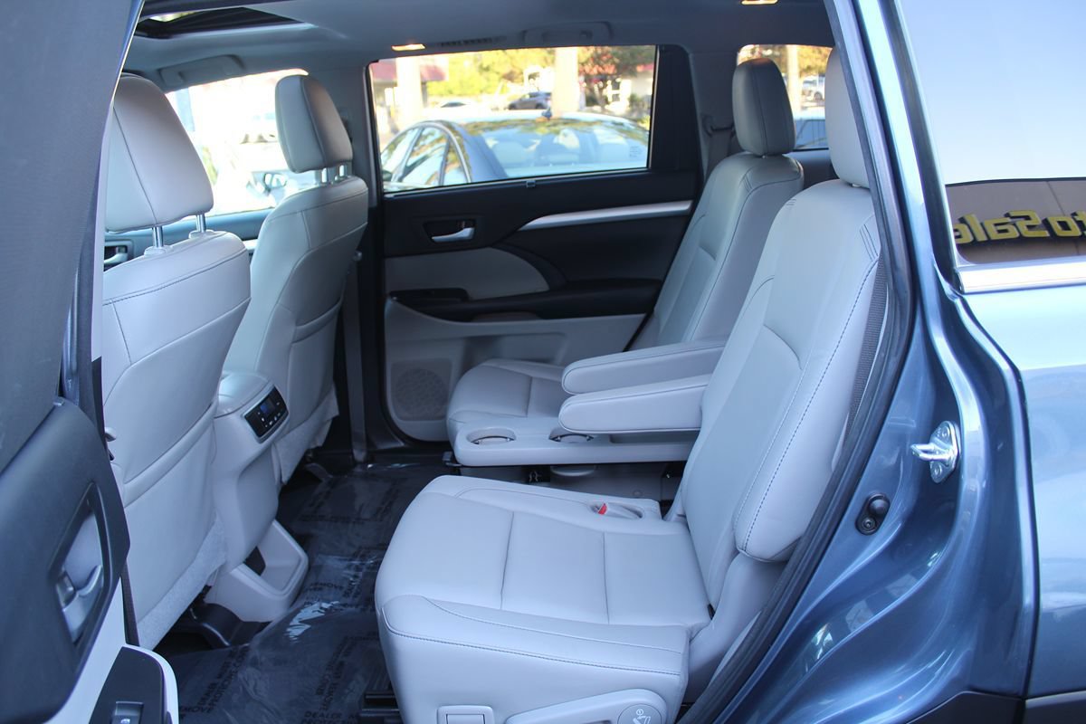 Used 2018 Toyota Highlander XLE w/ Carpet Mat Package (TMS) FWD image 26