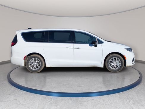 New 2026 Chrysler Pacifica Select FWD image 4