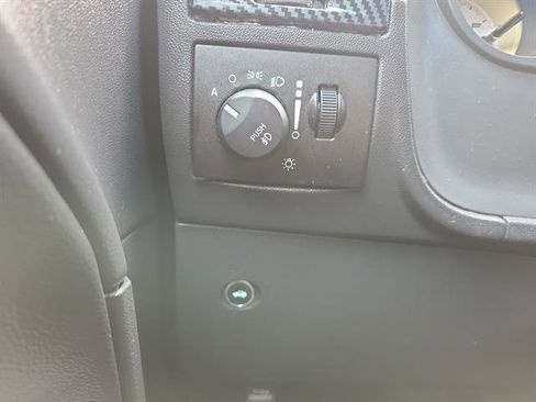 Used 2011 Dodge Challenger SE image 27