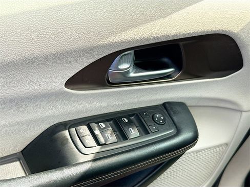 Used 2017 Chrysler Pacifica Touring Plus w/ Tire & Wheel Group image 19