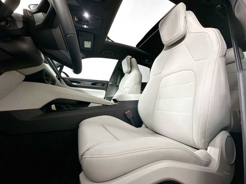 Certified 2025 Porsche Macan Electric image 5