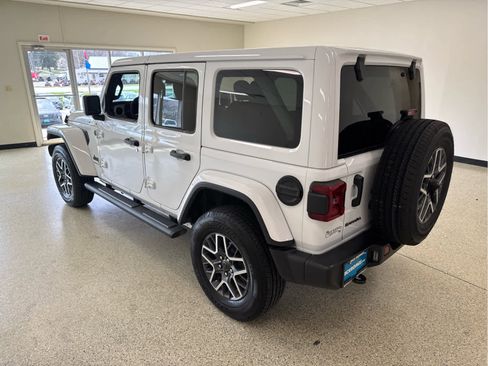 Used 2025 Jeep Wrangler Unlimited Sahara AWD/4WD image 9
