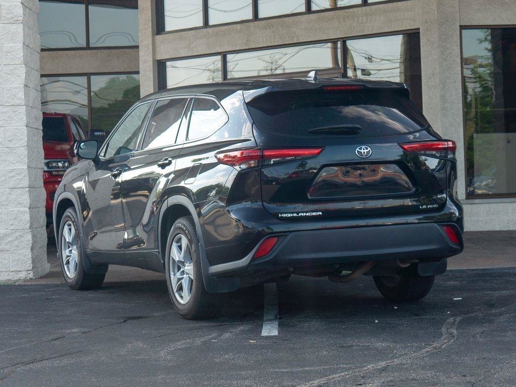 Used 2022 Toyota Highlander LE AWD/4WD image 4