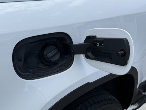 Used 2023 Land Rover Defender 90 S image 33