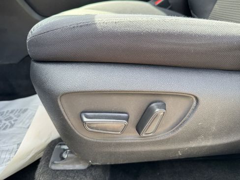 Used 2023 Toyota Highlander LE FWD image 17