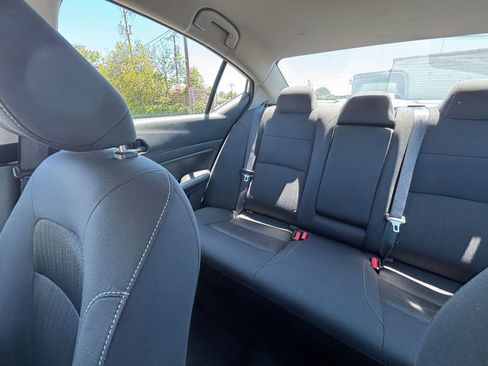 Used 2025 Nissan Altima 2.5 SV FWD image 40