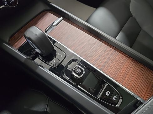 Used 2025 Volvo V60 B5 Cross Country Plus image 12