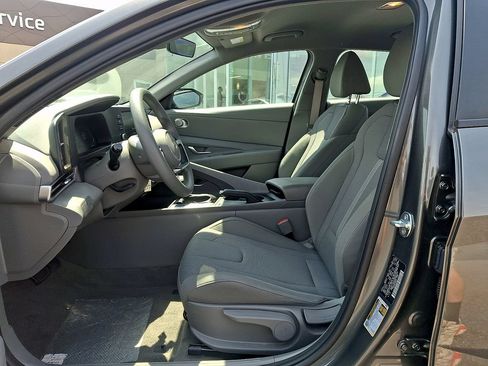 Used 2025 Hyundai Elantra SE FWD image 13