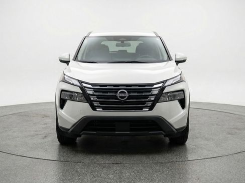 Used 2025 Nissan Rogue SV image 2