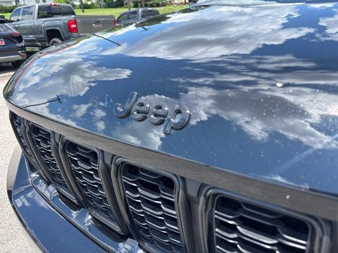 Used 2023 Jeep Grand Cherokee Altitude AWD/4WD image 11