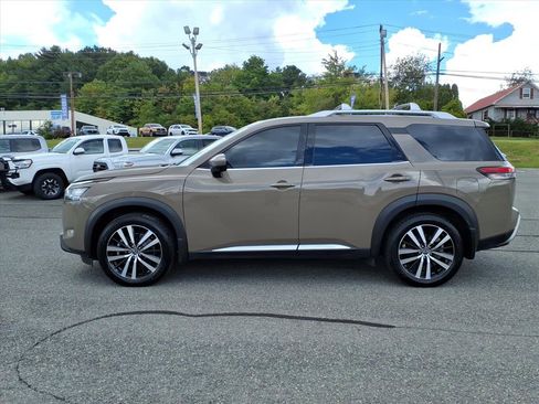 Used 2024 Nissan Pathfinder Platinum w/ Cargo Package image 3