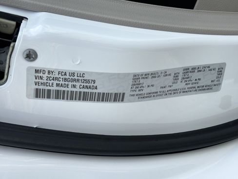 Used 2024 Chrysler Pacifica Touring-L FWD image 36