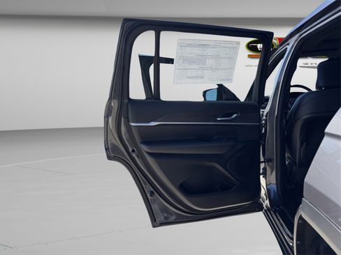 New 2025 Jeep Grand Cherokee L Limited image 12