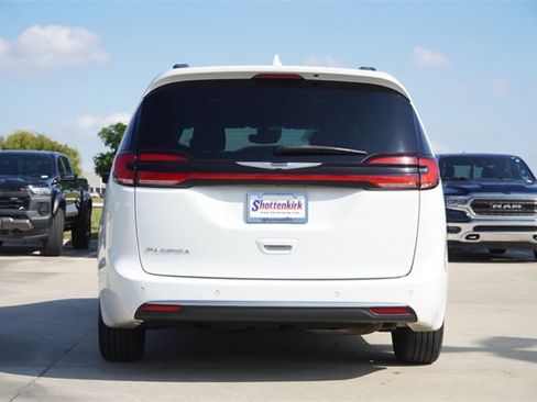 Used 2022 Chrysler Pacifica Touring image 8