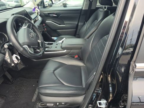 Used 2024 Toyota Highlander XLE FWD image 7