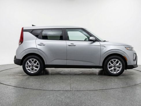 Used 2025 Kia Soul LX w/ LX Technology Package FWD image 11