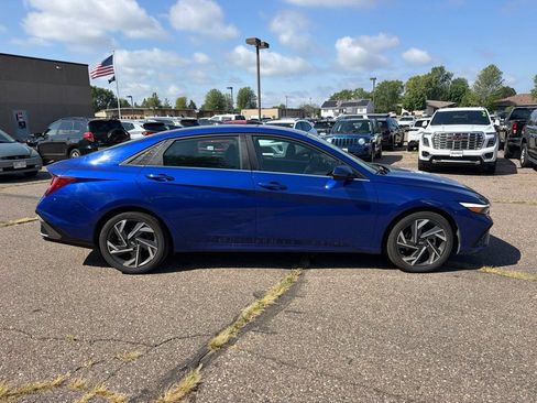 Used 2025 Hyundai Elantra Limited FWD image 4