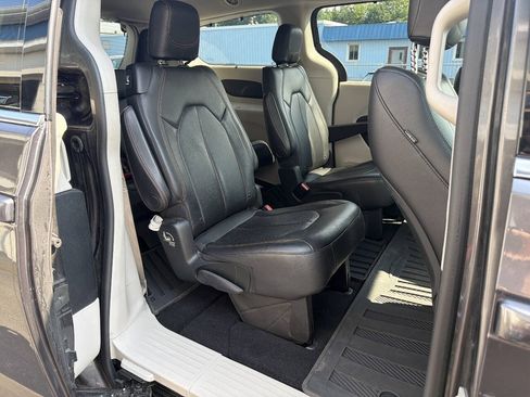 Used 2018 Chrysler Pacifica Touring-L FWD image 8