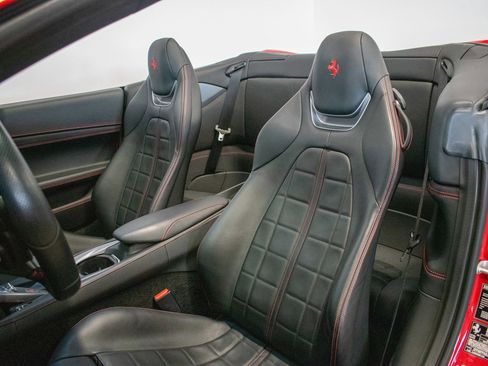 Used 2020 Ferrari Portofino RWD image 4