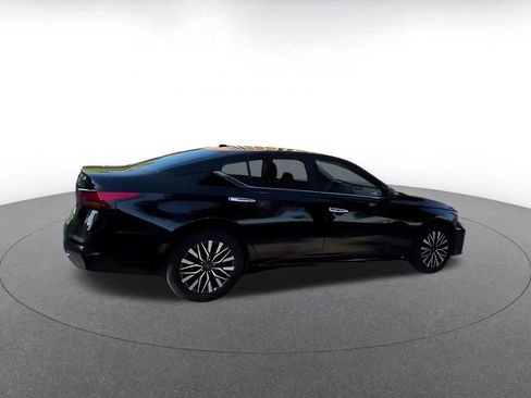 Used 2025 Nissan Altima 2.5 SV FWD image 14