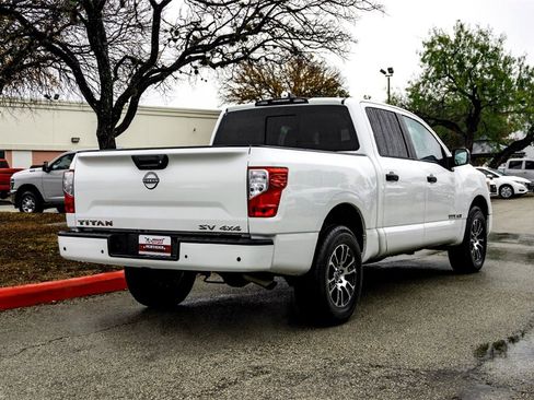 Used 2023 Nissan Titan SV image 5