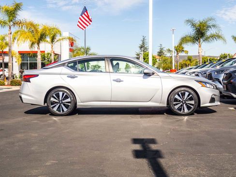 Used 2022 Nissan Altima 2.5 SV FWD image 12